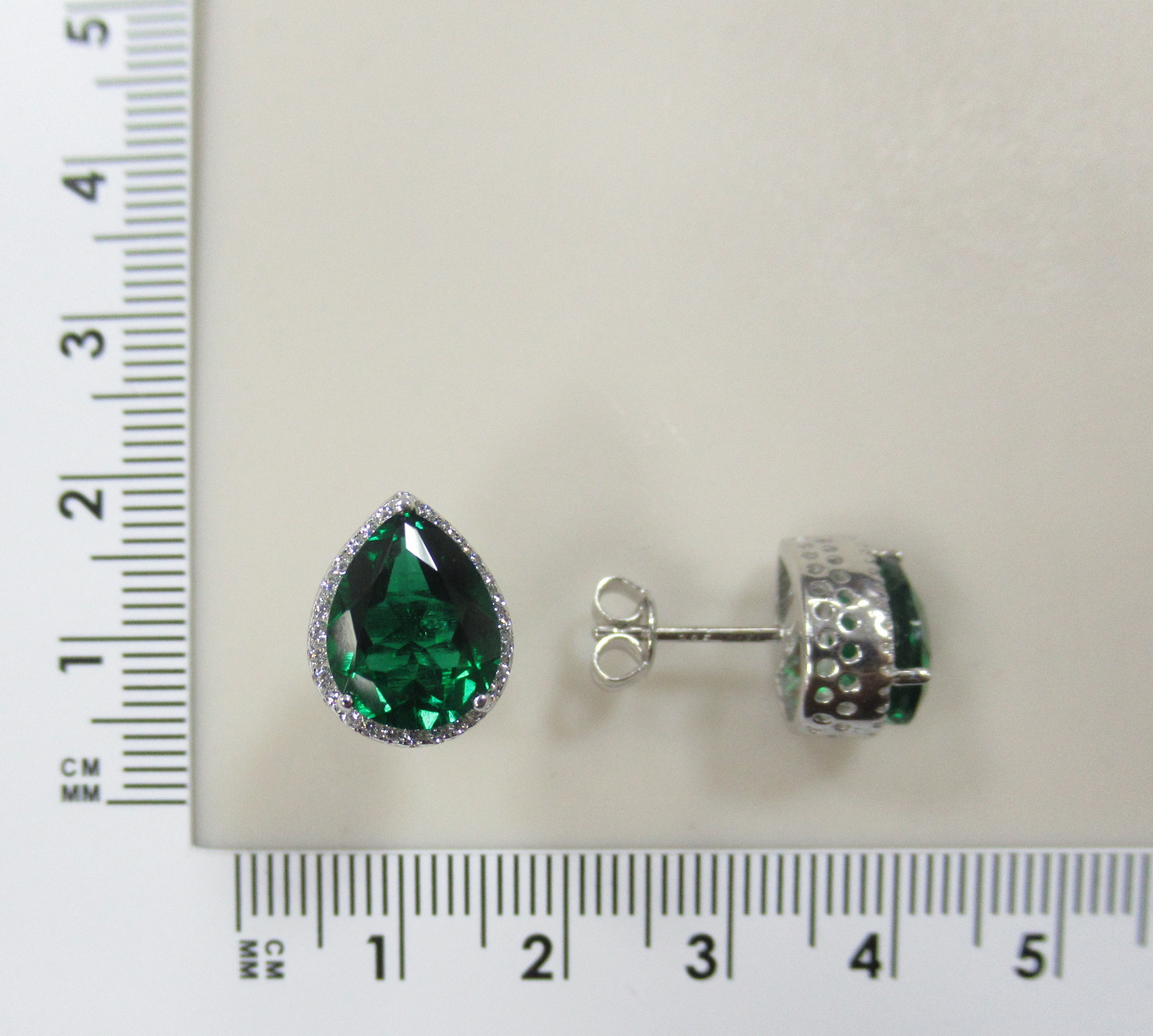 Серебряные серьги-пусеты с выращенными изумрудами